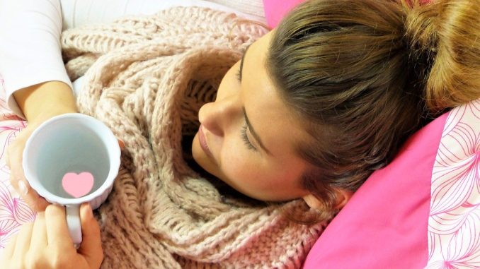 young-woman-2239269_1280 elektrisches Wärmekissen im Ratgeber