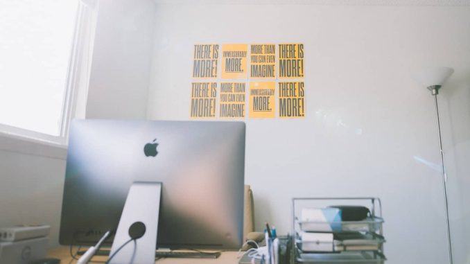 Schreibtisch im Home Office