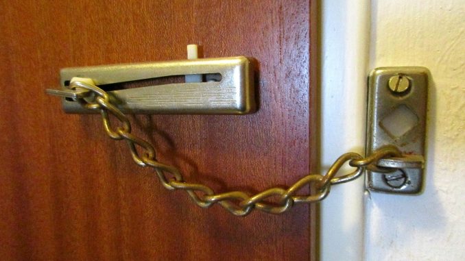door-g0410da0b0_1280 Einbruchschutz