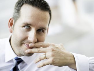 Mann trägt Ehering
